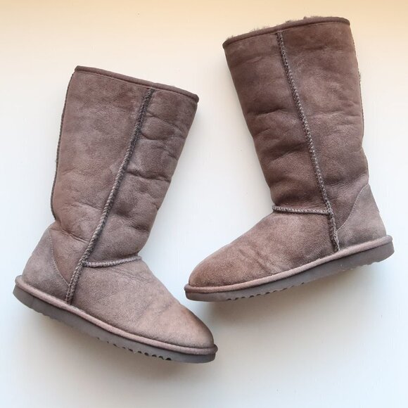 UGG Classic Tall Burnt Cedar Brown Sheepskin Flat Winter Snow Boots Size 6 W